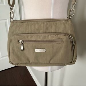Baggallini Original Crossbody Organize Everything Tan Triple Zip 10x6 Purse NWOT